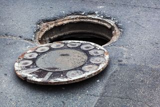 Ušla pár kroků a zmizela. Žena nepřežila pád do otevřeného kanálu na Manhattanu - Novinky